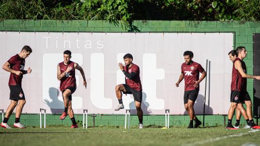 Jogadores do Vitória durante treino em um dos campos do complexo Barradão