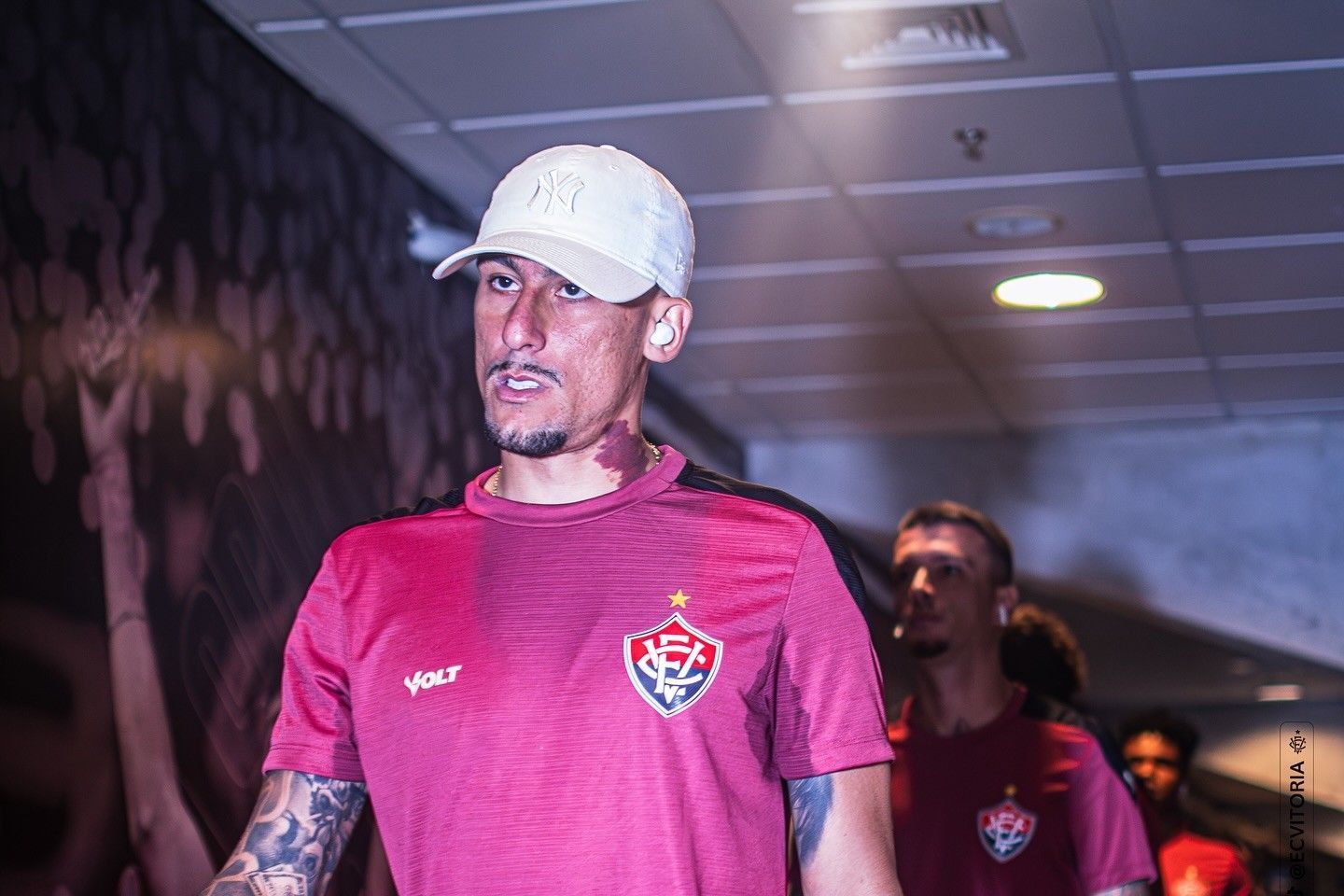 Baralhas 'solta a carta' após gol e se declara ao Vitória: 'Honrar essa camisa'