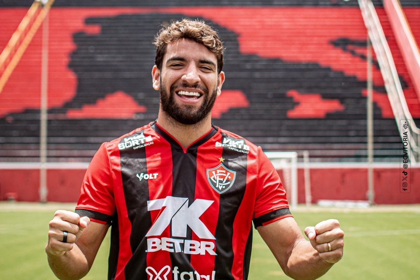 Vitória apresenta novo reforço, que é amigo de ex-capitão do clube