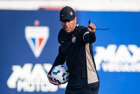 Thiago Carpini, durante treino do Vitória