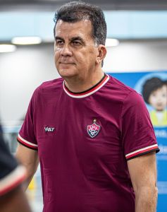 Fábio Mota, presidente do Vitória, durante embarque da delegação para o Uruguai