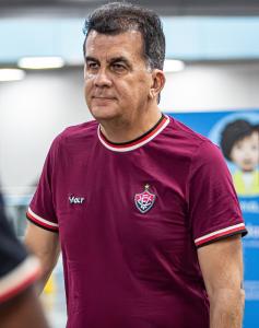 Fábio Mota, presidente do Vitória, durante embarque da delegação para o Uruguai