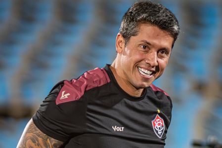 Thiago Carpini, técnico do Vitória, durante jogo da equipe na Copa Sul-Americana