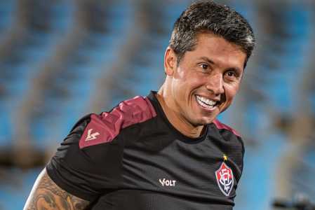 Thiago Carpini, técnico do Vitória, durante jogo da equipe na Copa Sul-Americana