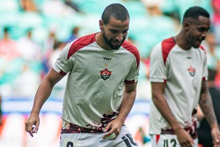 Pepê, do Vitória, durante aquecimento antes do clássico Ba-Vi