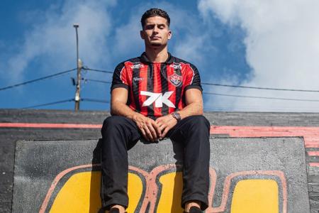 Rúben Rodrigues posa com a camisa do Vitória no Barradão, em Salvador