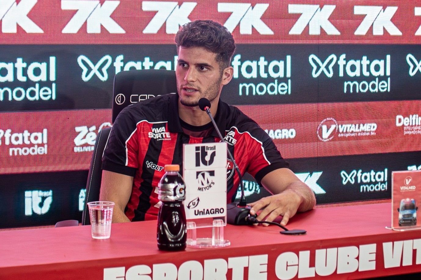 Rúben Rodrigues é apresentado no Vitória e explica decisão de deixar a Europa