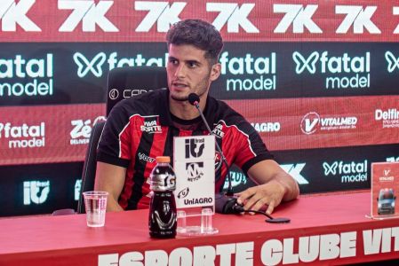 Rúben Rodrigues durante coletiva de apresentação no Vitória
