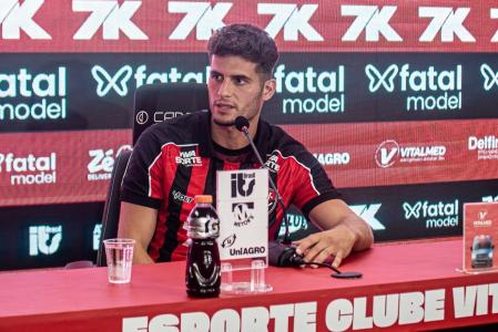 Rúben Rodrigues durante coletiva de apresentação no Vitória