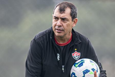 Fábio Carille passa orientações durante treino do Vitória