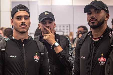 Zagueiros Lucas Halter e Zé Marcos, e goleiro Lucas Arcanjo, do Vitória