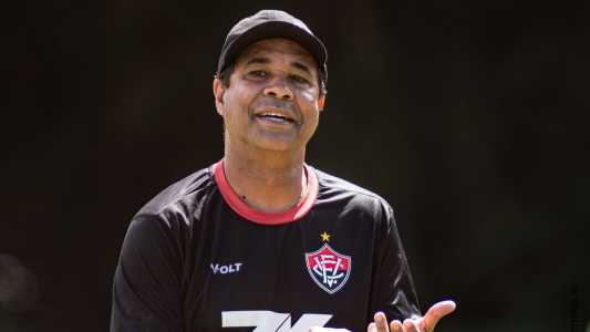 Rodrigo Chagas, técnico interino do Vitória, durante treino da equipe