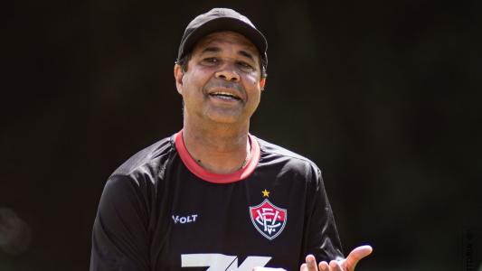 Rodrigo Chagas, técnico interino do Vitória, durante treino da equipe