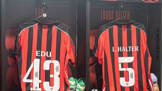 Camisas dos jogadores do Vitória no vestiário do Barradão