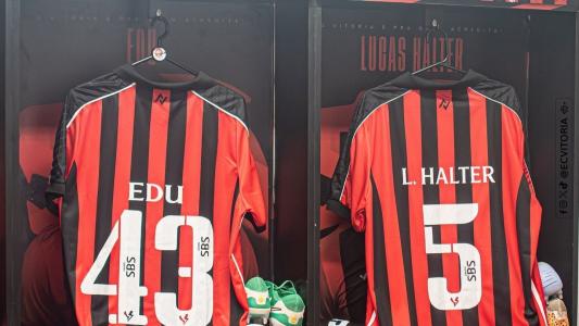Camisas dos jogadores do Vitória no vestiário do Barradão