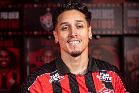 Kike Saverio posa com a camisa do Vitória no vestiário do Barradão