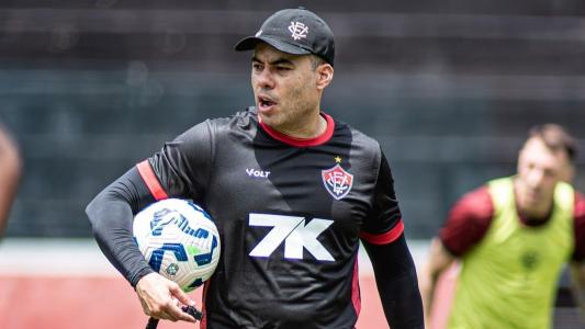 Técnico Jari Ventura durante treino do Vitória