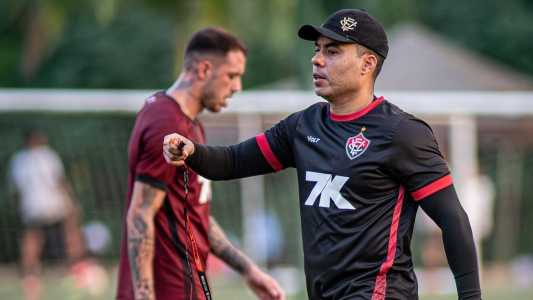 Técnico Jair Ventura durante treino do Vitória