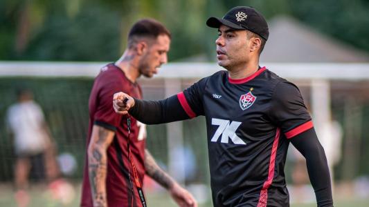 Técnico Jair Ventura durante treino do Vitória