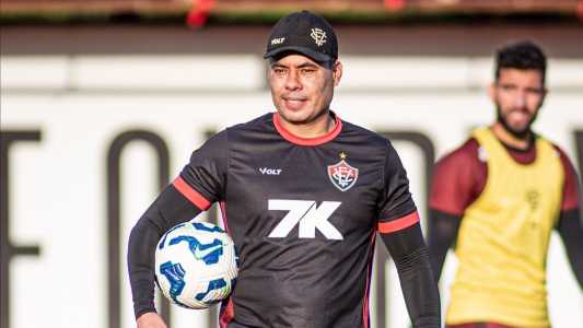 Técnico Jair Ventura durante treino do Vitória