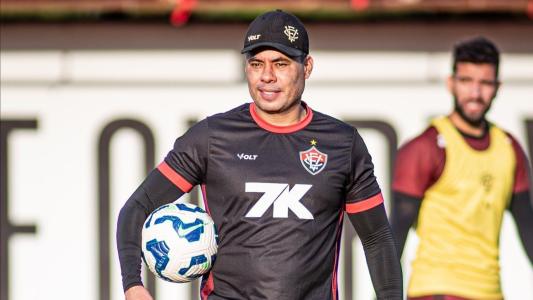 Técnico Jair Ventura durante treino do Vitória