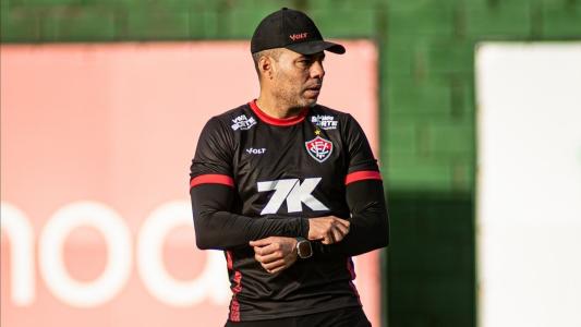Técnico Jair Ventura durante treino do Vitória