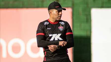 Técnico Jair Ventura durante treino do Vitória