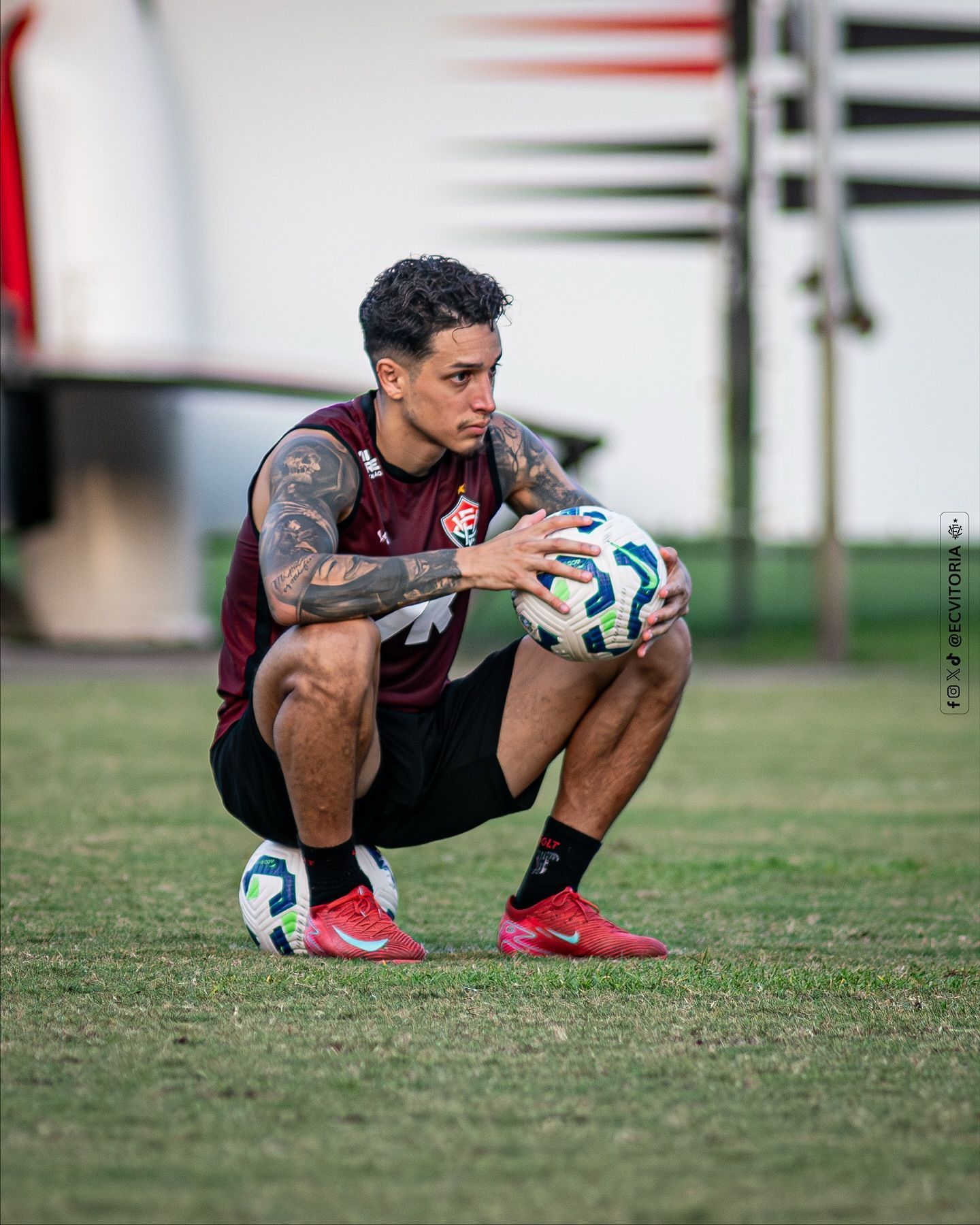 Sem espaço no Vitória, gringos seguem fora dos planos de Jair Ventura