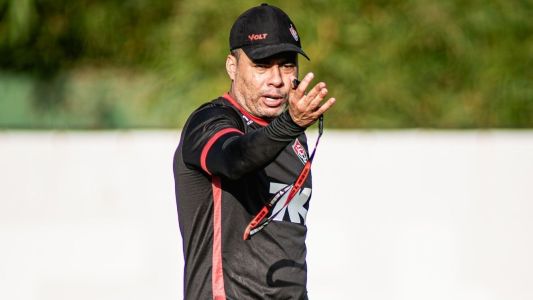Técnico Jair Ventura durante treino do Vitória