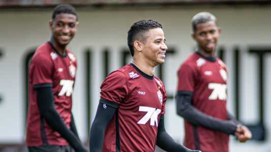 Atacante Erick (ao centro) durante treino do Vitória no CT Manoel Pontes Tanajura