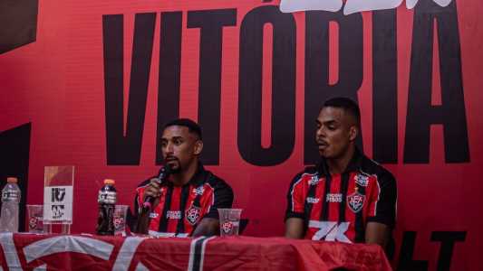 Mateus Silva (à esq.) e Caíque durante coletiva de apresentação