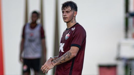 Atacante Diego Tarzia durante treino do Vitória