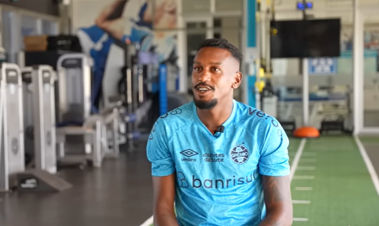 Meia Edenílson fala sobre relação com o Grêmio: 'Os filhos seguem o pai'