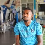 Meia Edenílson fala sobre relação com o Grêmio: 'Os filhos seguem o pai'