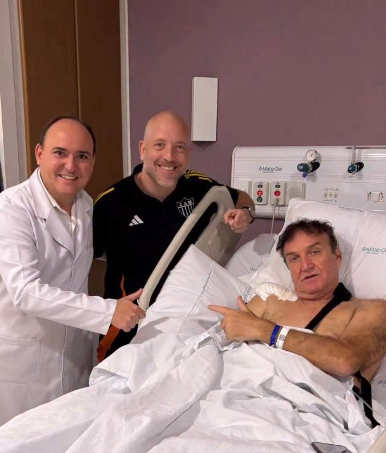 Cuca passa por cirurgia no ombro em hospital de Belo Horizonte