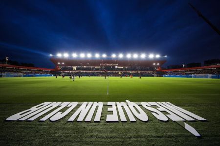 Estádio Johan Cruyff, que fica no CT do Barcelona, será palco da partida contra o Valencia, neste domingo (14)