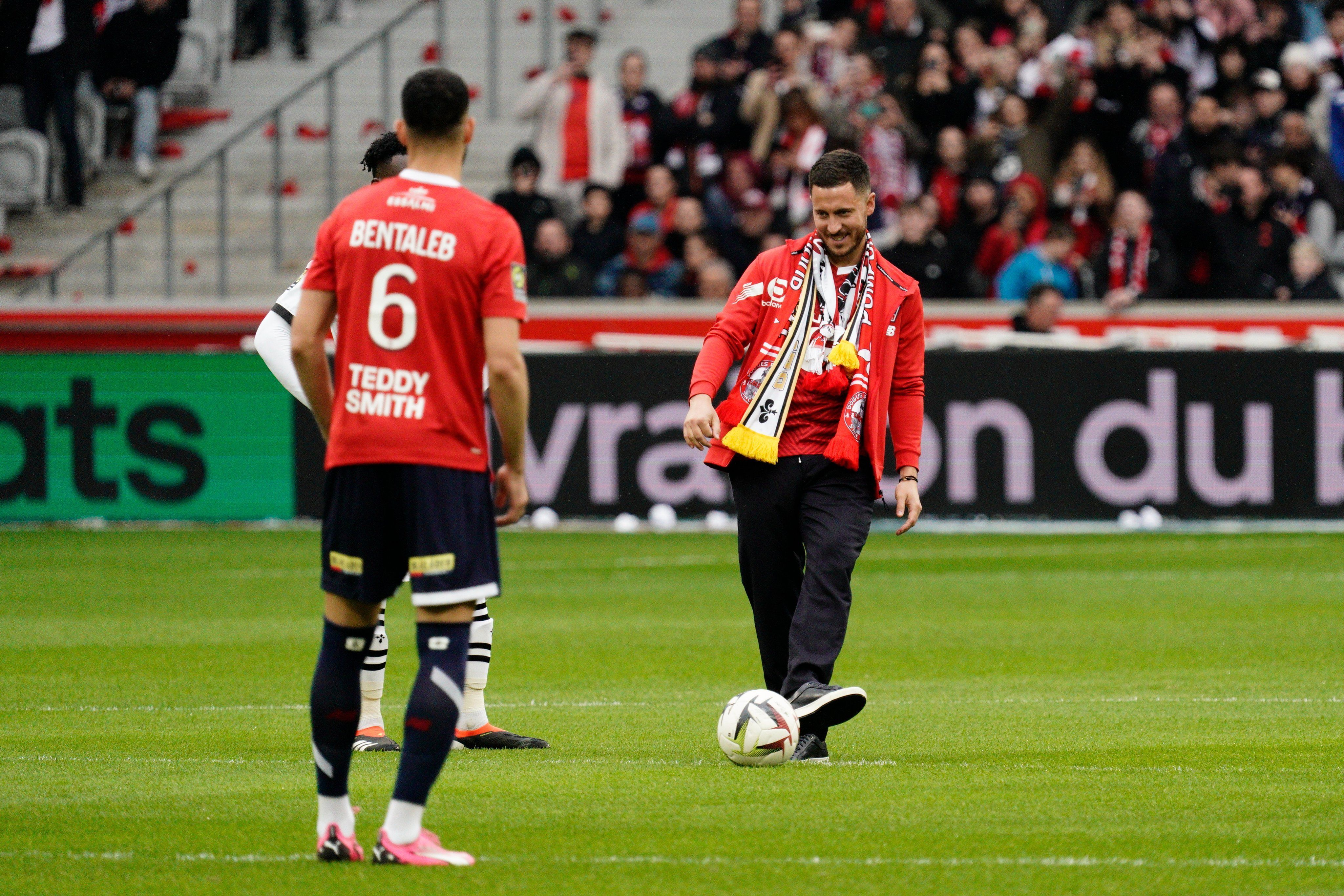 Ídolo na França, Hazard ganha homenagem em estádio e nome em CT; vídeo