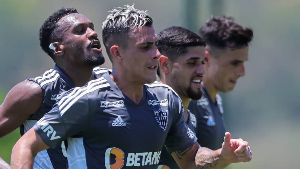Hulk e mais dois: Edenilson lista jogadores mais 'fortes' do Atlético