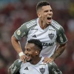 Atlético se impõe, goleia o Flamengo e embola briga pelo título do Brasileiro