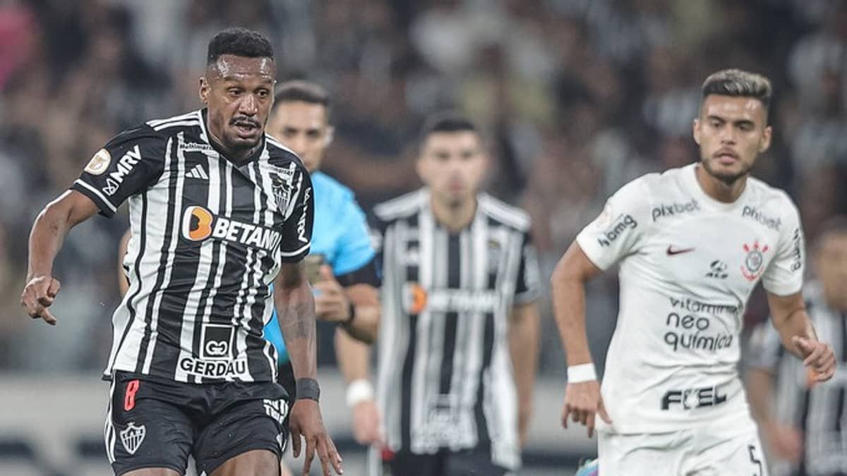 Edenilson recebe forte vaia da torcida do Atlético em derrota para o Corinthians