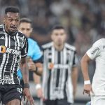 Edenilson recebe forte vaia da torcida do Atlético em derrota para o Corinthians