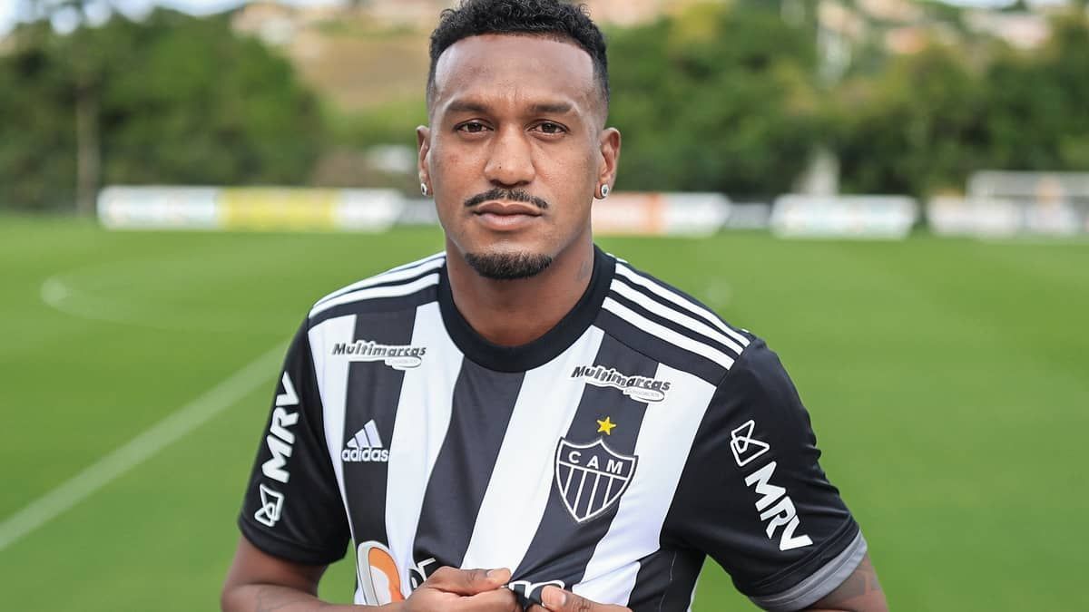 Após dois anos de namoro à distância, Edenilson é apresentado pelo Atlético