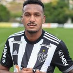 Após dois anos de namoro à distância, Edenilson é apresentado pelo Atlético