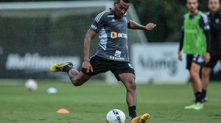 Edenilson já treina com os companheiros na Cidade do Galo