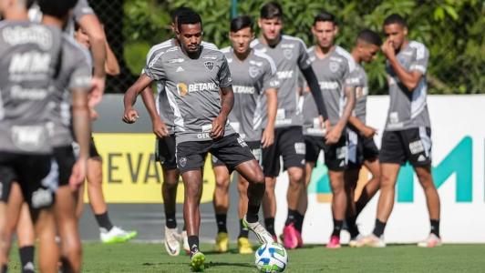 Edenílson segue de fora do Atlético, mas já iniciou processo de transição
