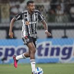 Edenilson e Vargas sofrem com vaias da torcida do Atlético em derrota 