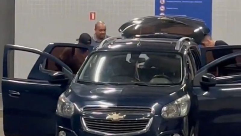 Edenilson e Rafael Cabral, de Atlético e Cruzeiro, desembarcam em Porto Alegre para acerto com o Grêmio
