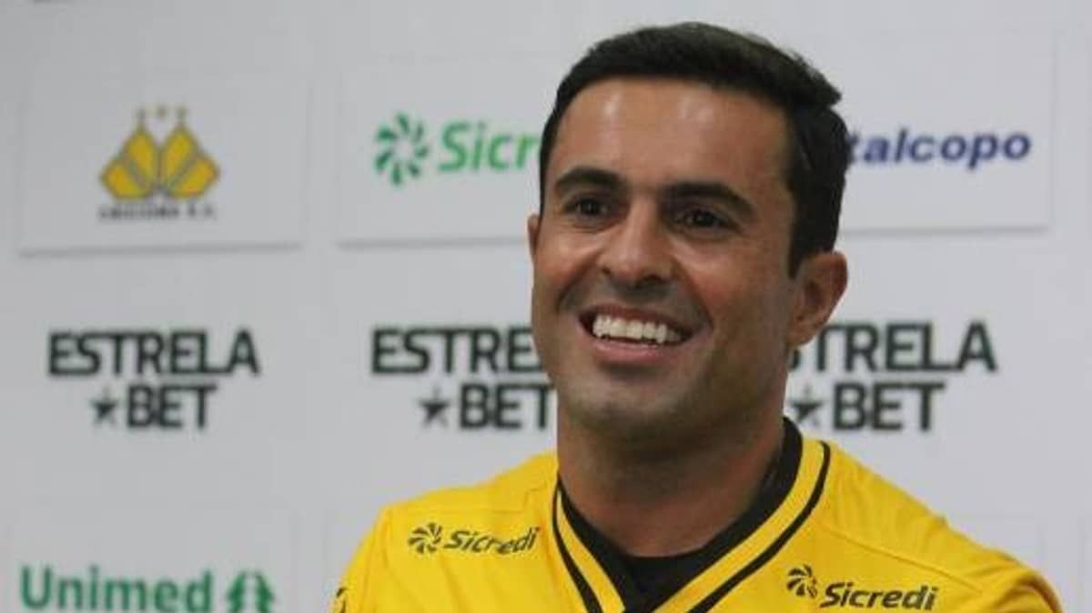 Atacante Éder, ex-São Paulo, é apresentado no Criciúma
