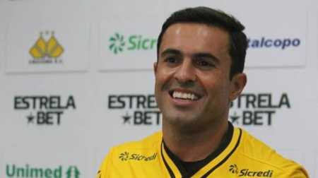 Éder tem 36 anos e foi revelado pelo Criciúma, no qual ficou entre 2004 e 2005, anotando dez gols