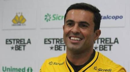 Éder tem 36 anos e foi revelado pelo Criciúma, no qual ficou entre 2004 e 2005, anotando dez gols